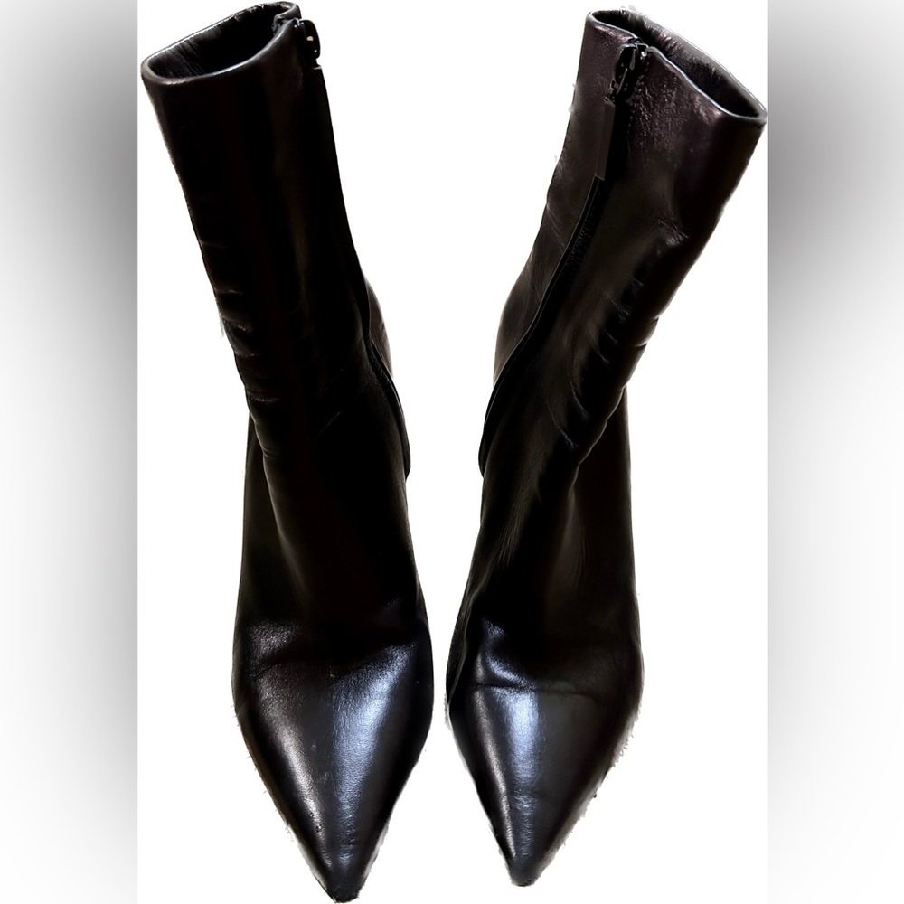 A metal cassandre-shaped heel, and a side zipper closure